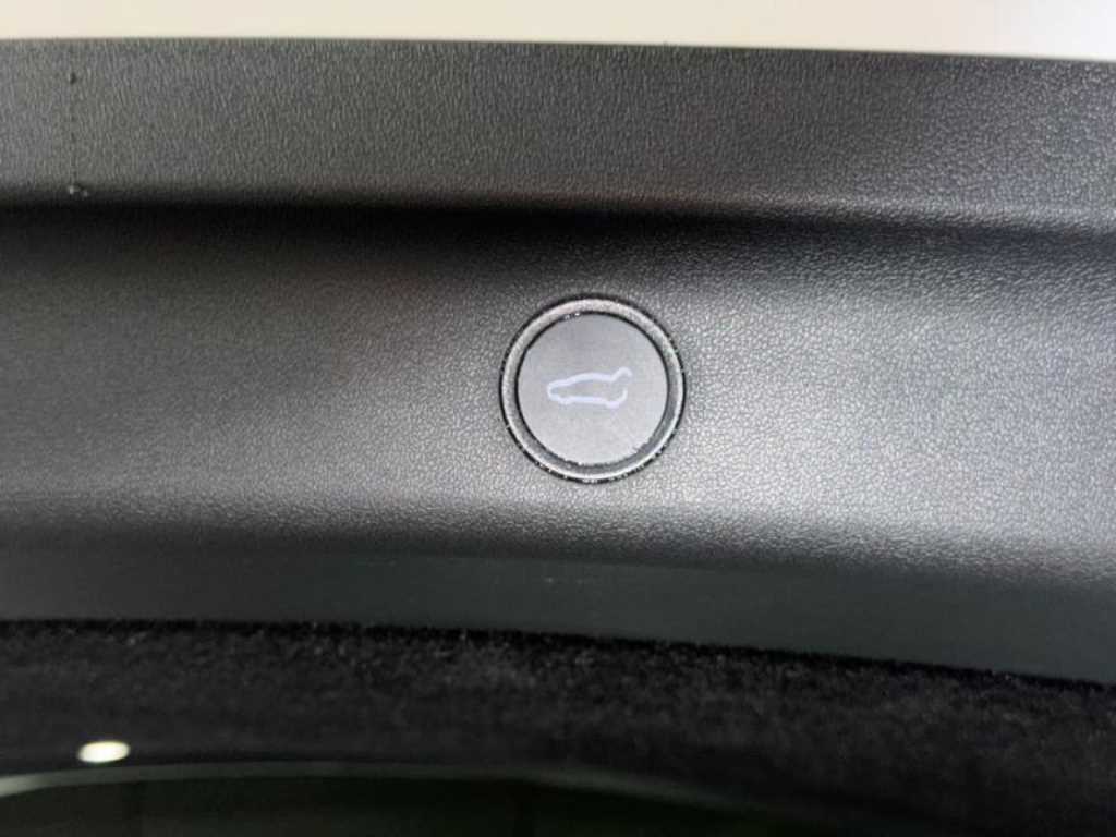 Tesla Model Y — photo 18