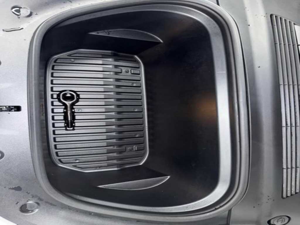 Tesla Model Y — photo 19