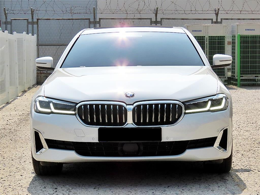 BMW 5-Series — photo 01