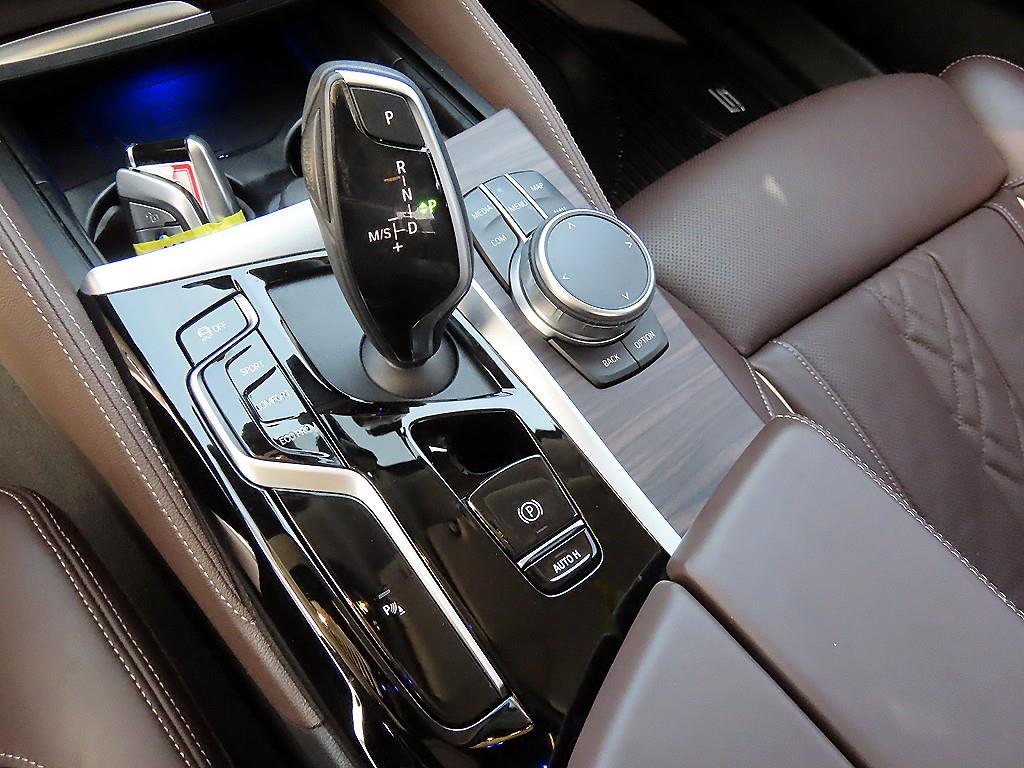 BMW 5-Series — photo 11