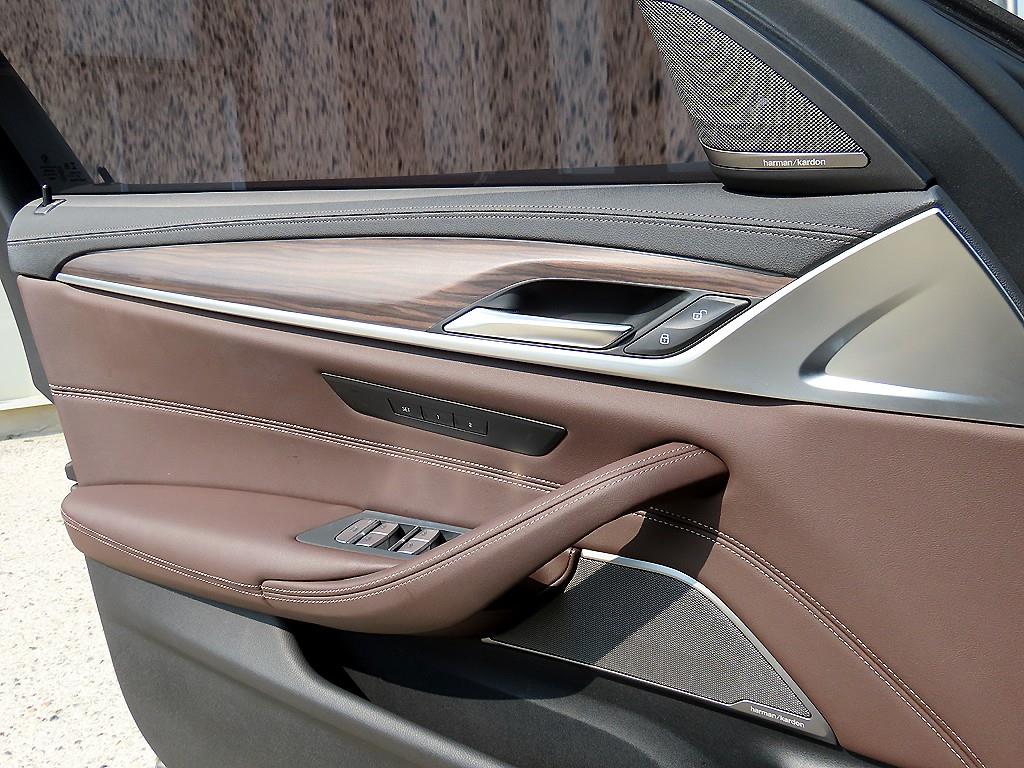 BMW 5-Series — photo 12