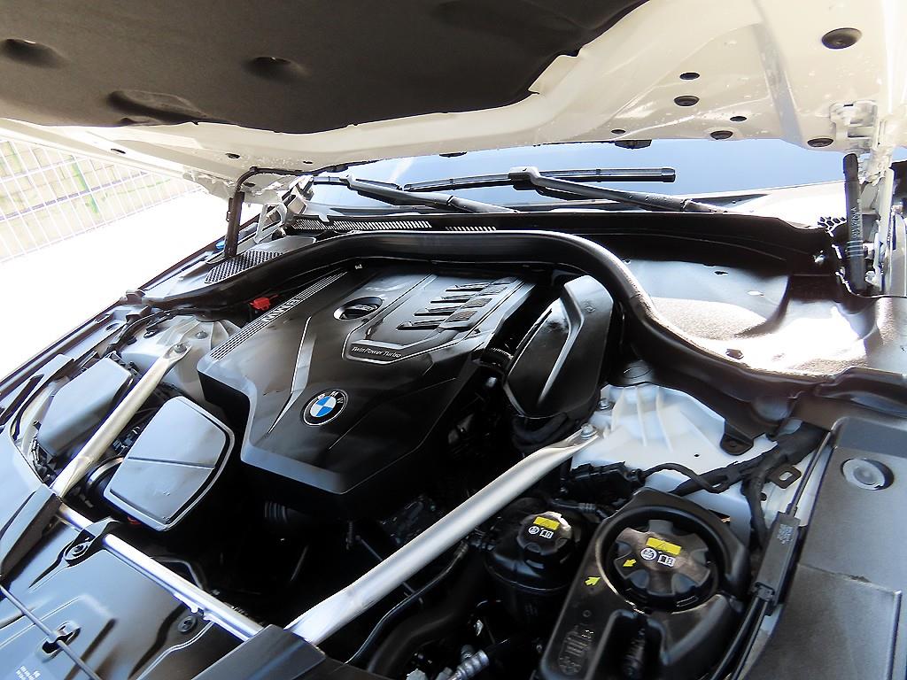 BMW 5-Series — photo 19