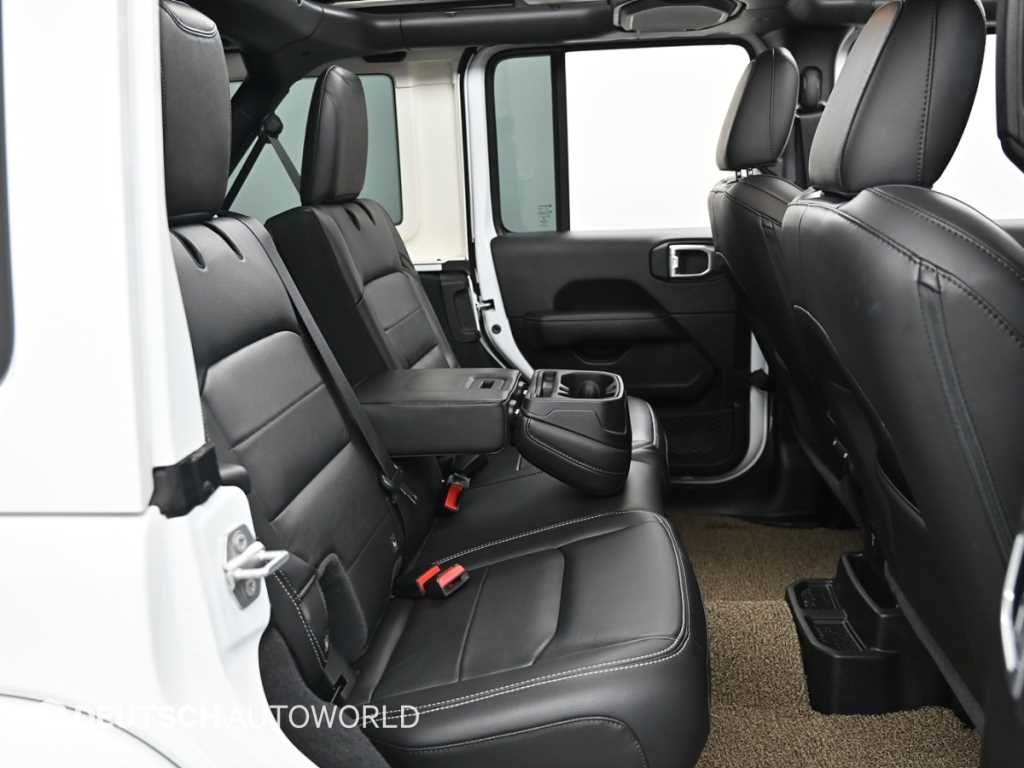 Jeep Wrangler — photo 12