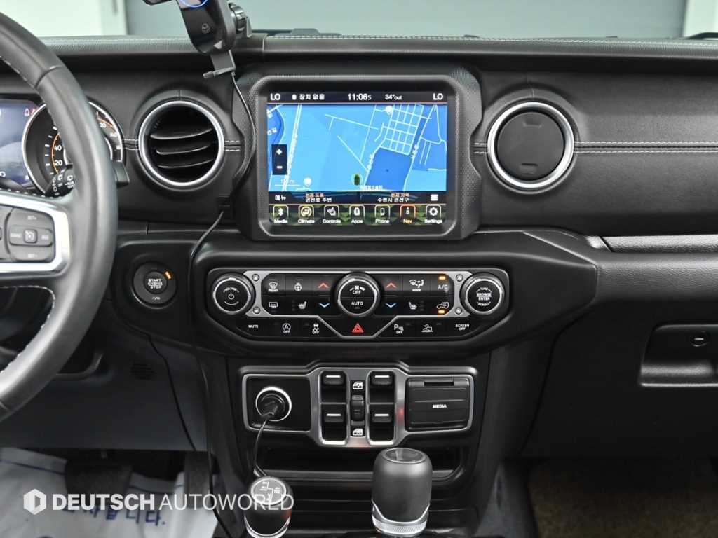 Jeep Wrangler — photo 14