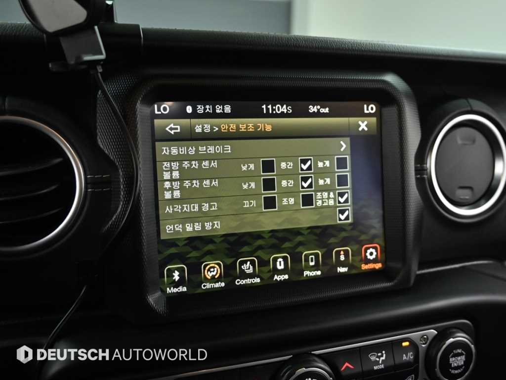 Jeep Wrangler — photo 17