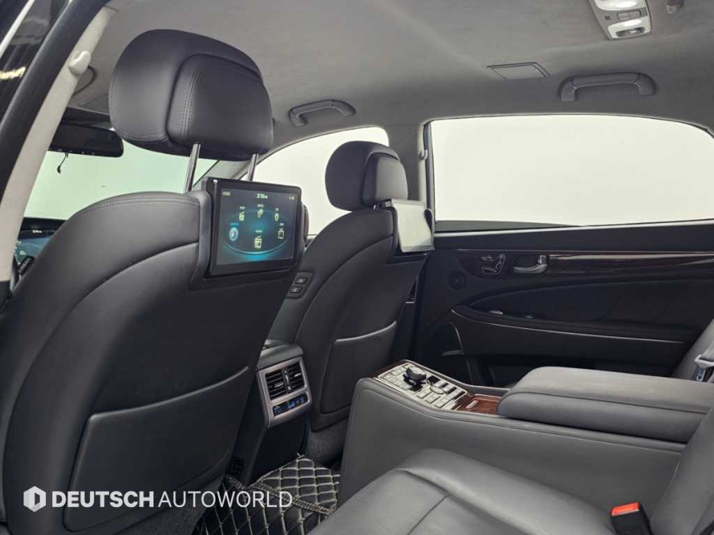 Hyundai Equus — photo 18