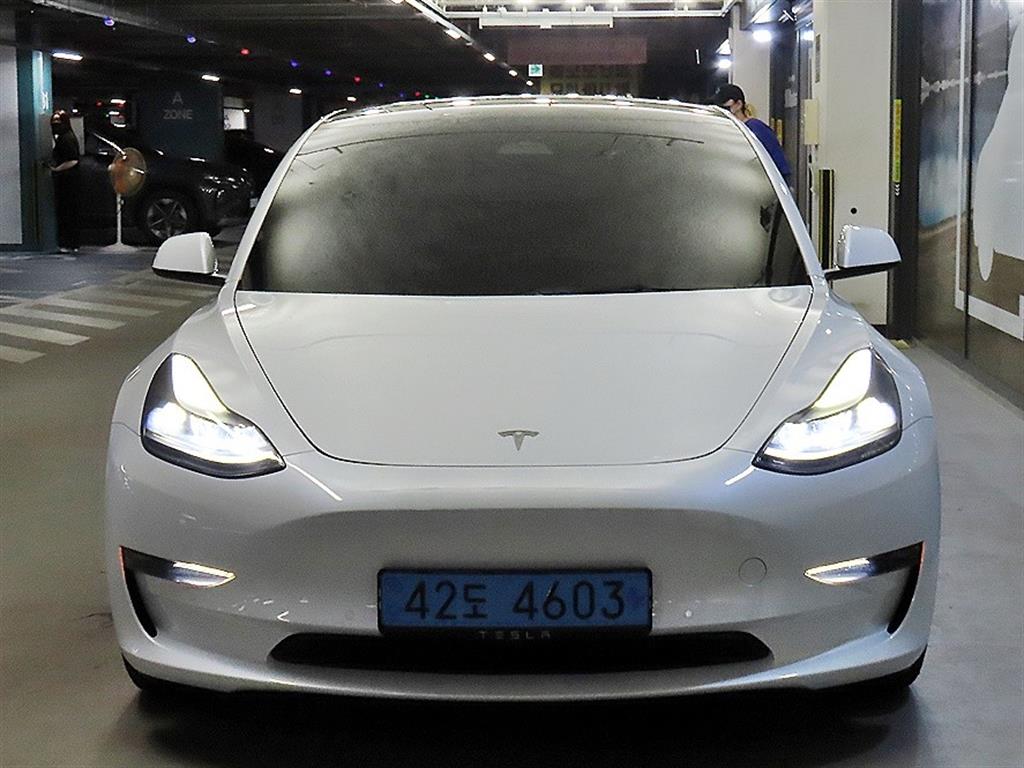 Tesla Model 3 — photo 02