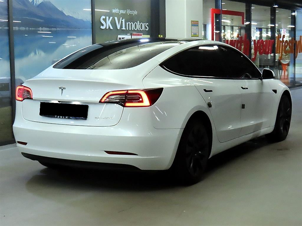 Tesla Model 3 — photo 04