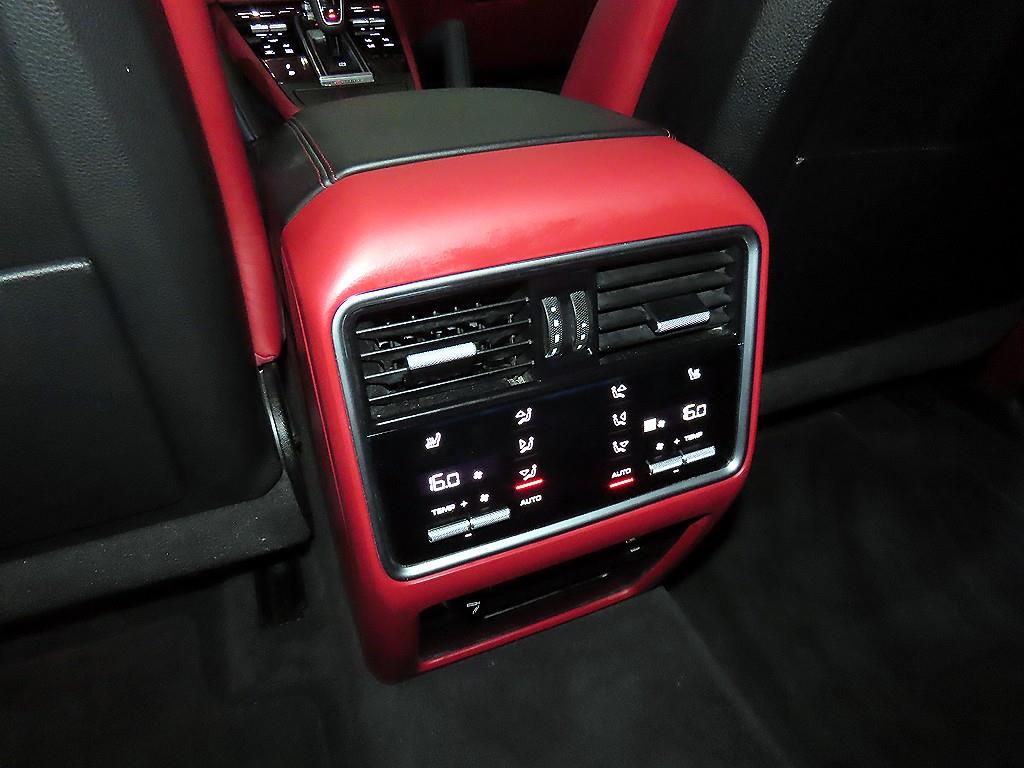 Porsche Cayenne — photo 14