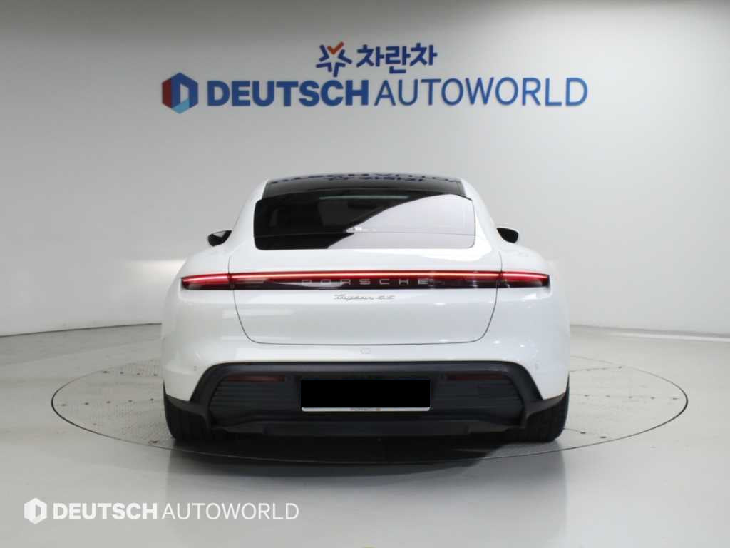 Porsche Taycan — photo 04