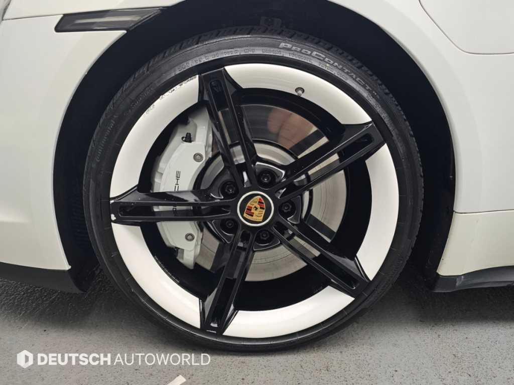 Porsche Taycan — photo 05