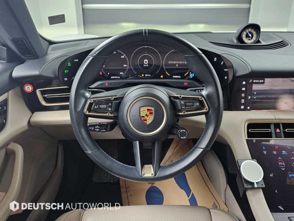Porsche Taycan — photo 13