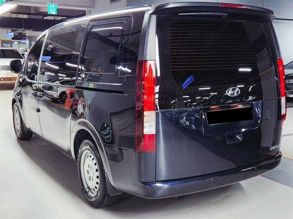 Hyundai Staria — photo 02