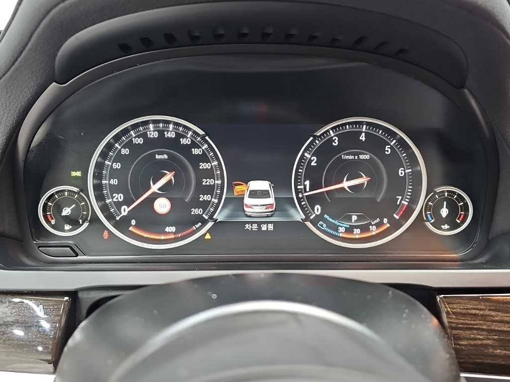 BMW 7-Series — photo 06