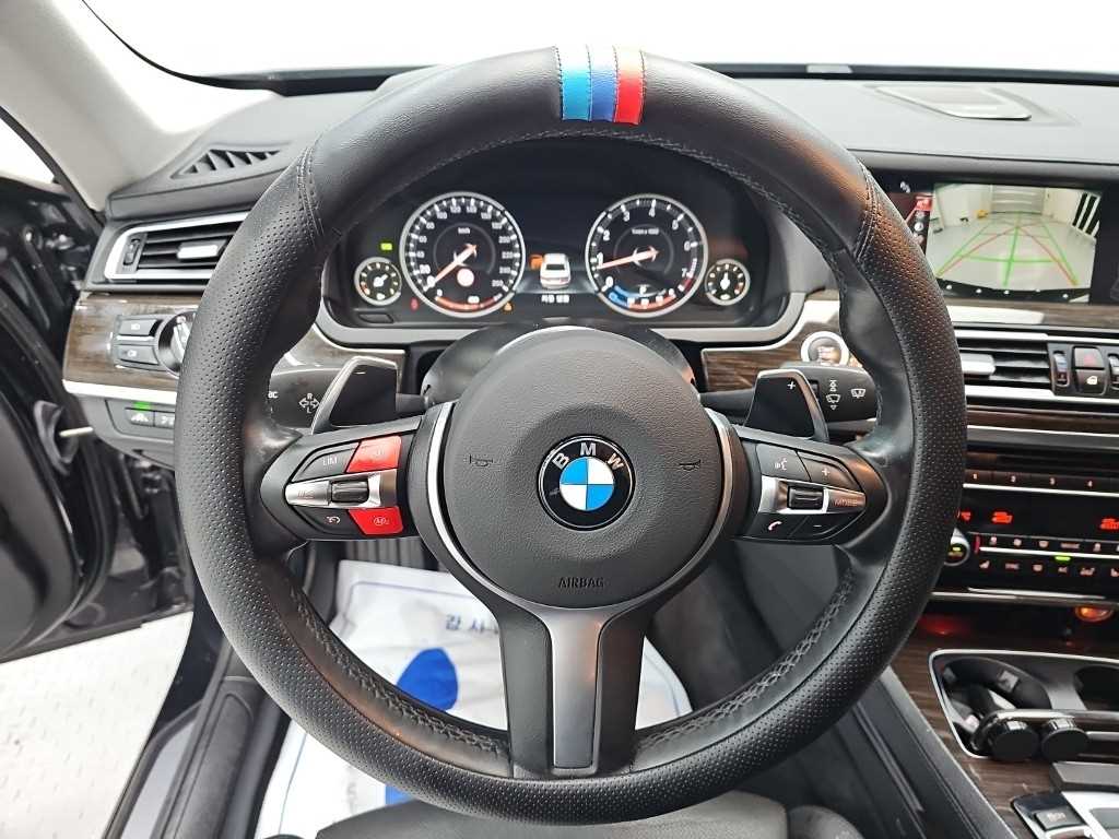 BMW 7-Series — photo 09
