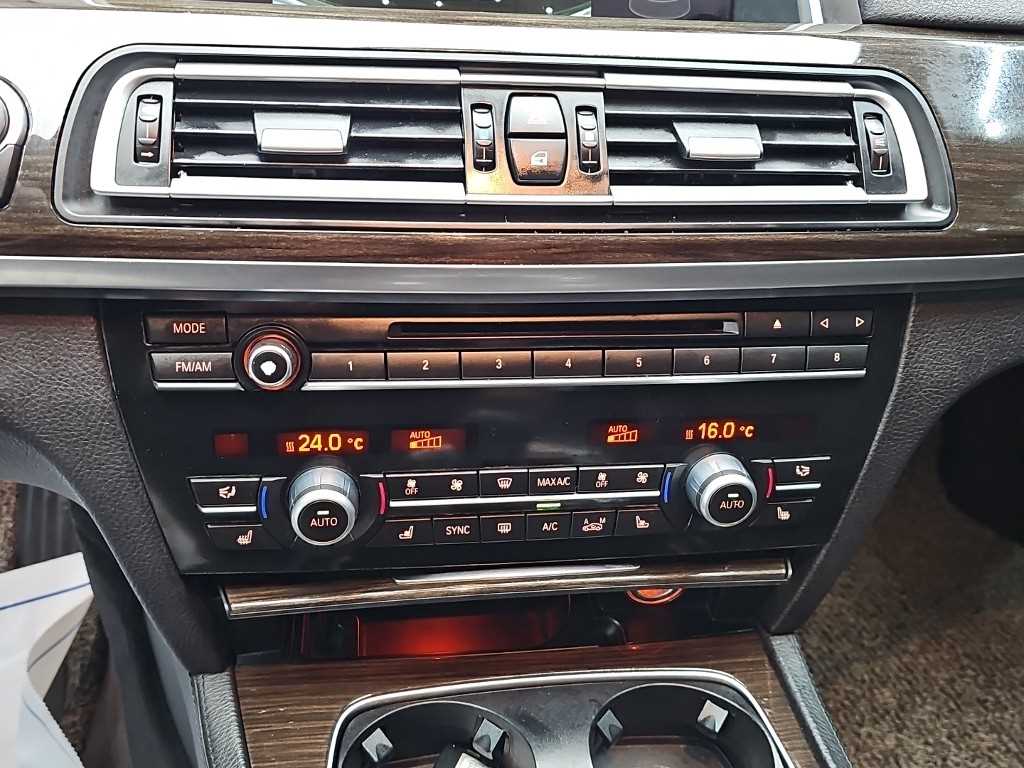 BMW 7-Series — photo 10