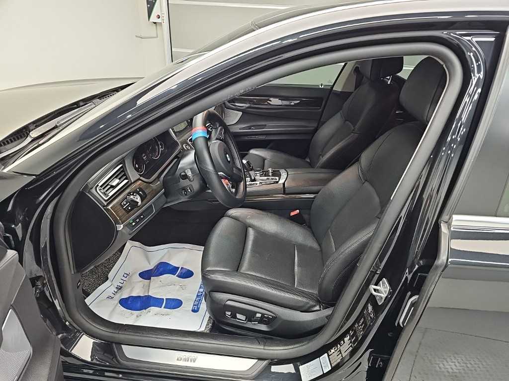 BMW 7-Series — photo 11