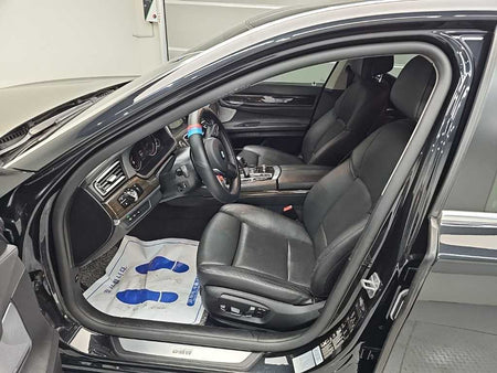 BMW 7-Series — photo 11