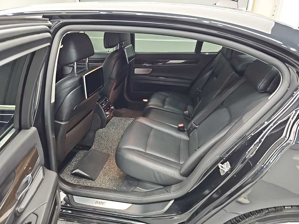BMW 7-Series — photo 12