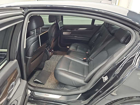 BMW 7-Series — photo 12