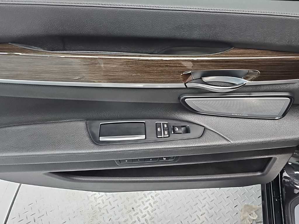 BMW 7-Series — photo 13