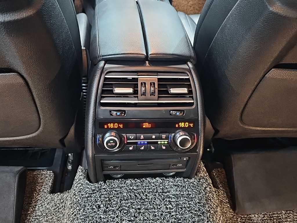 BMW 7-Series — photo 14