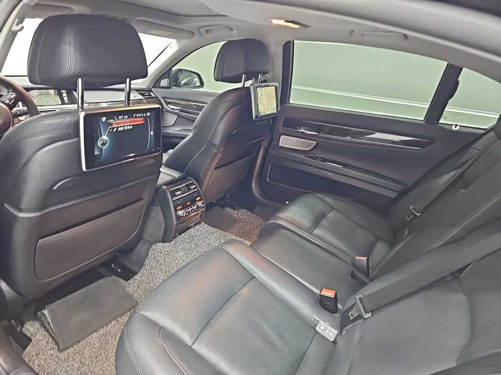 BMW 7-Series — photo 15
