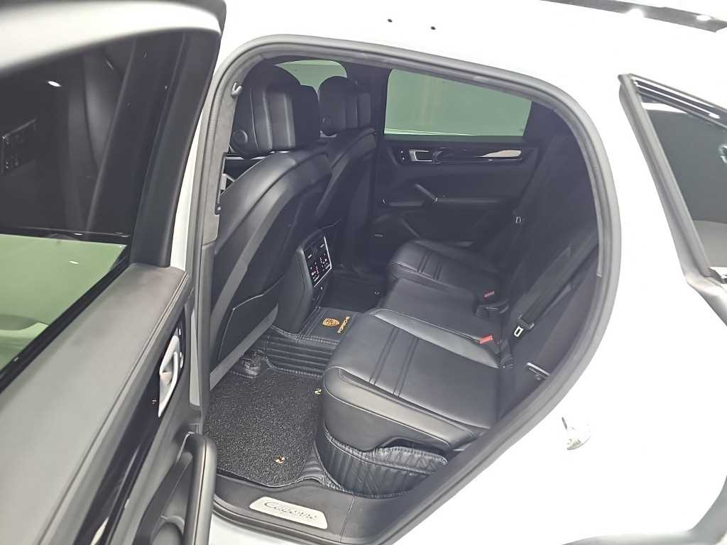 Porsche Cayenne — photo 12
