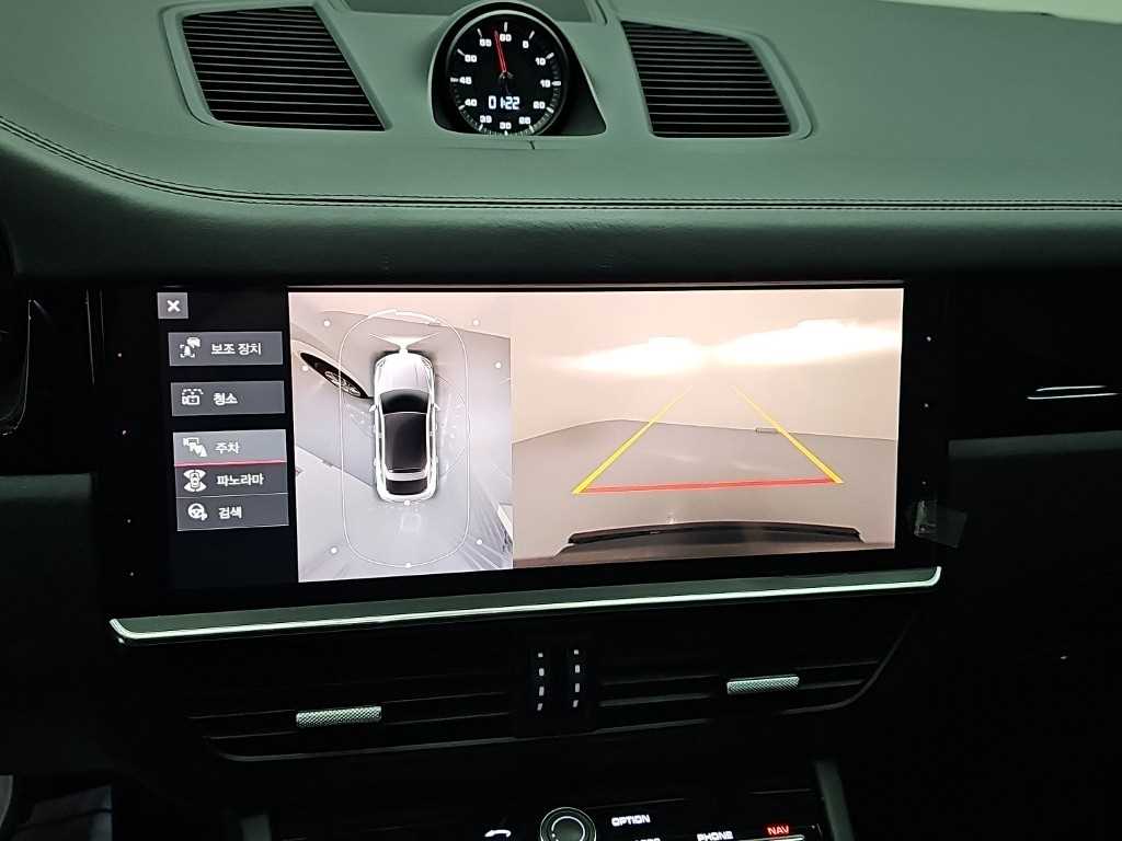 Porsche Cayenne — photo 16