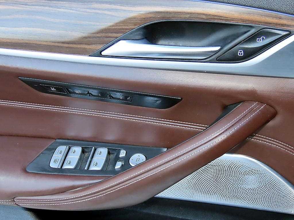 BMW 5-Series — photo 12