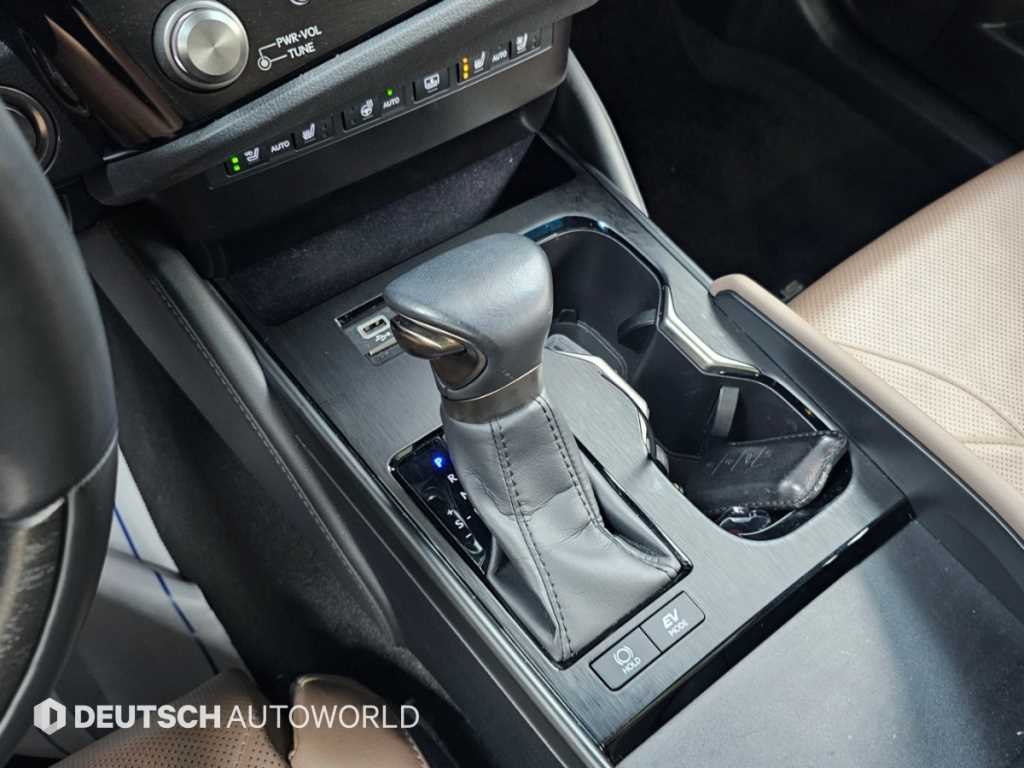 Lexus ES — photo 09