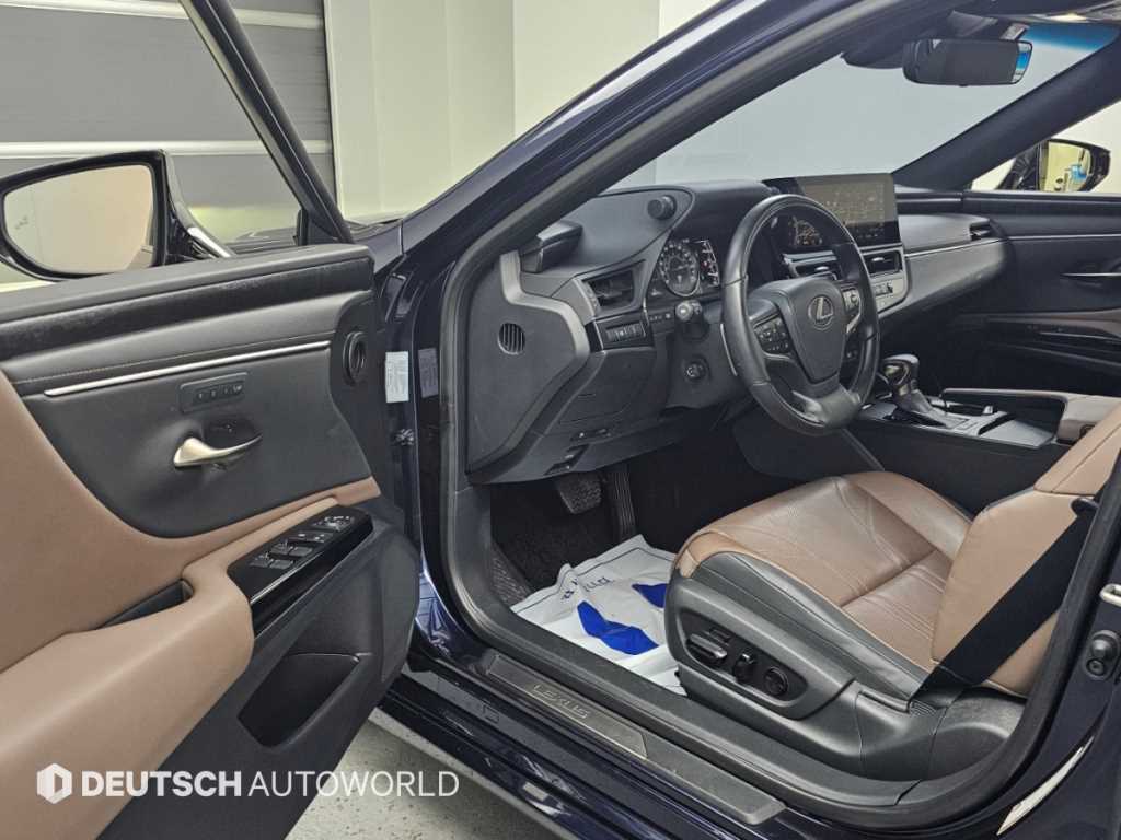 Lexus ES — photo 11