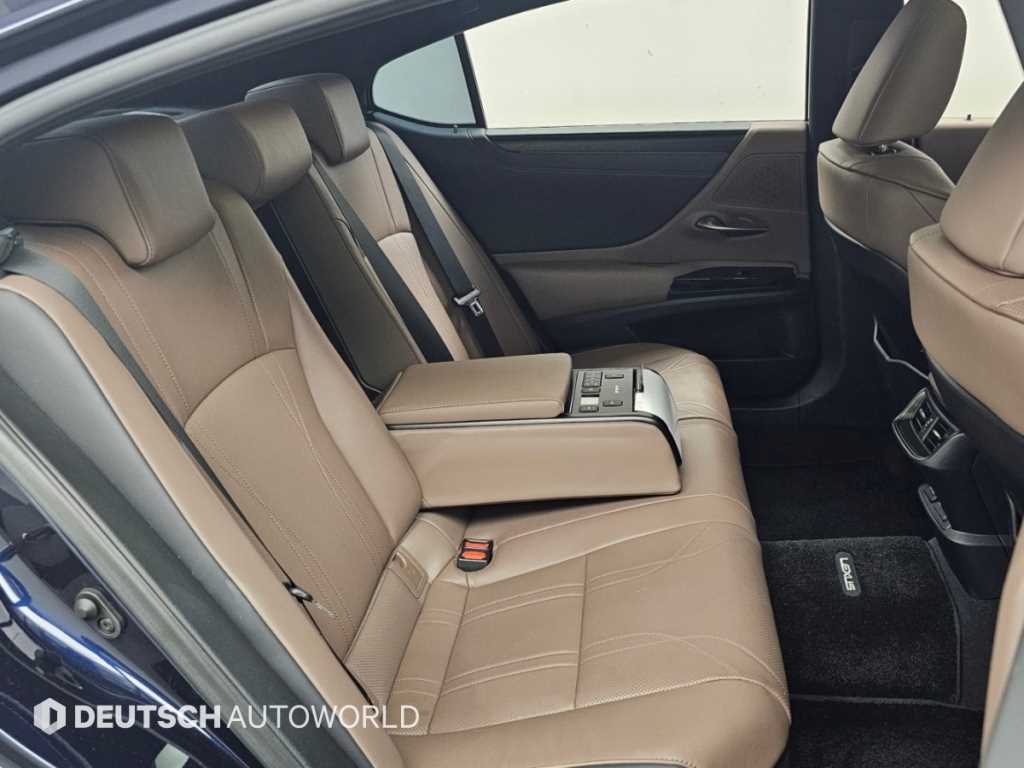 Lexus ES — photo 12