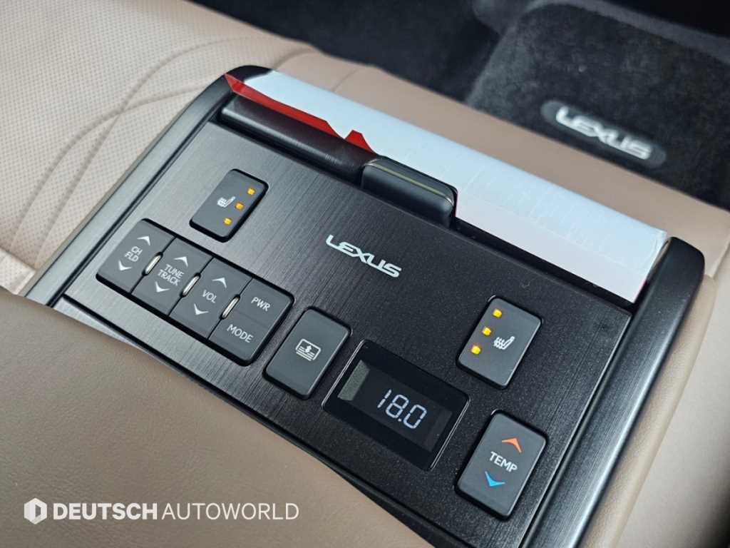 Lexus ES — photo 16
