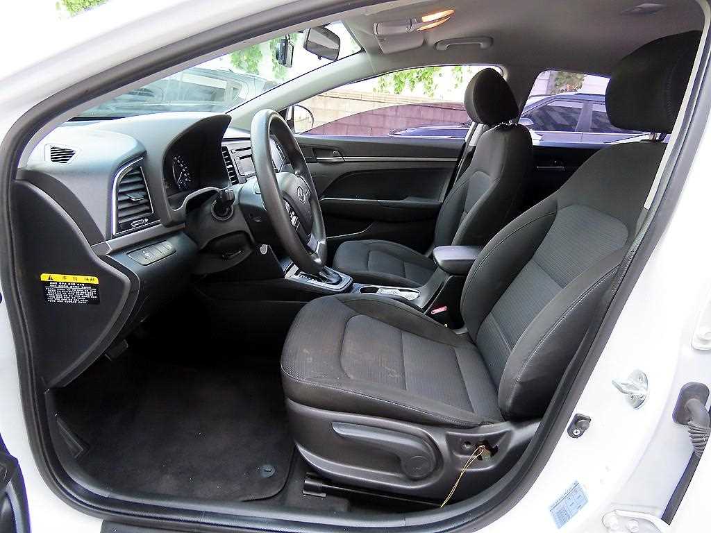 Hyundai Avante — photo 05