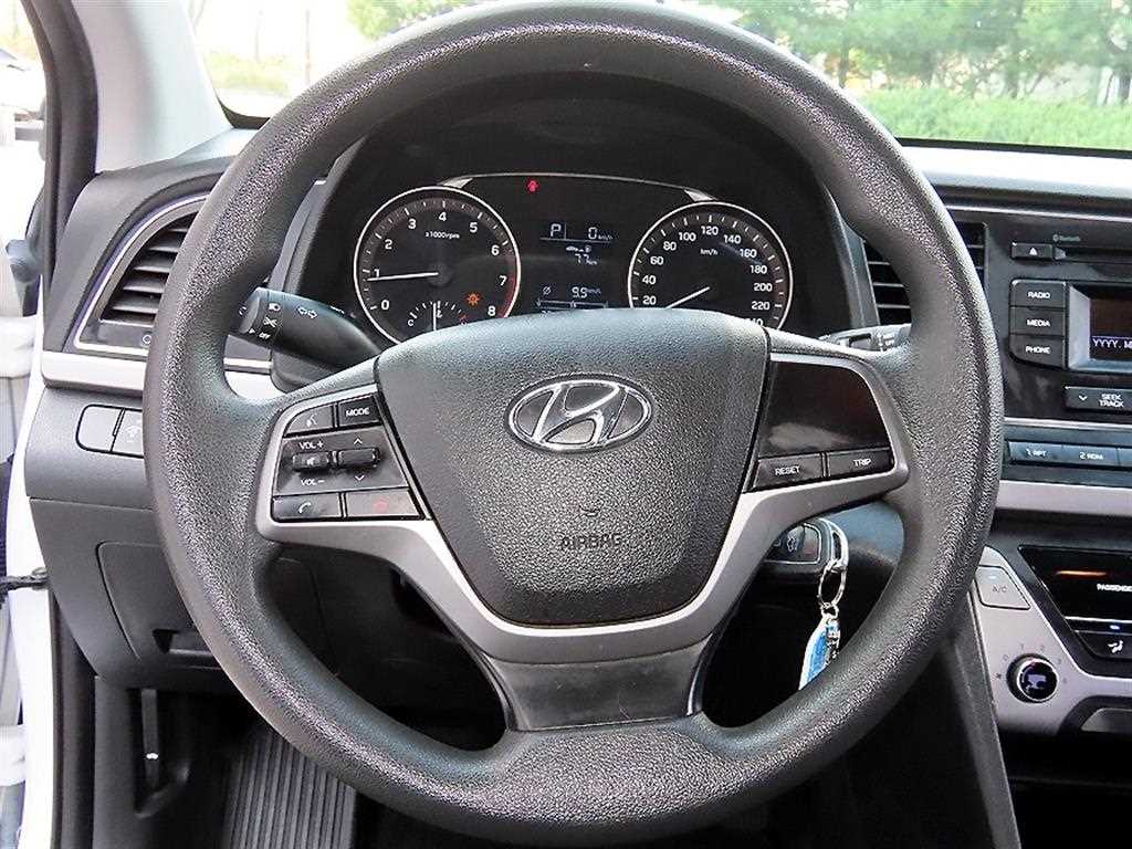 Hyundai Avante — photo 08