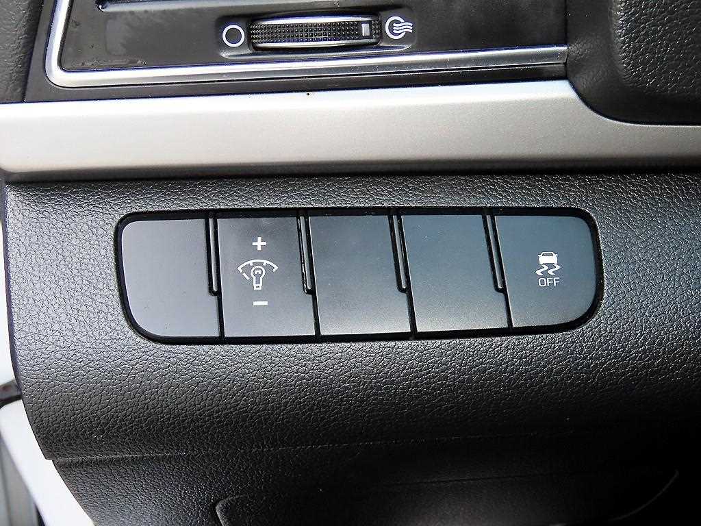 Hyundai Avante — photo 12