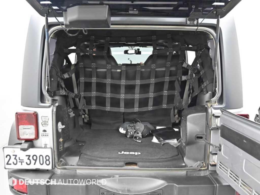 Jeep Wrangler — photo 19