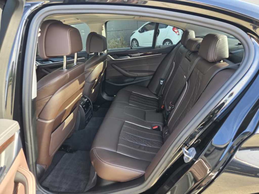 BMW 5-Series — photo 06
