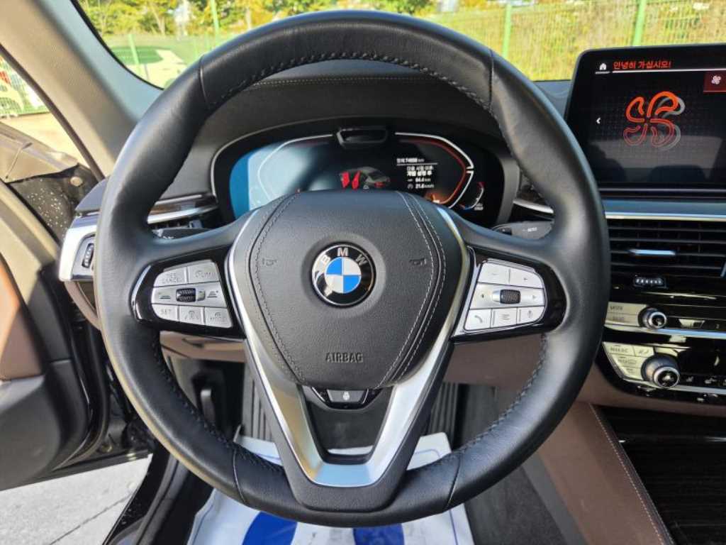 BMW 5-Series — photo 08