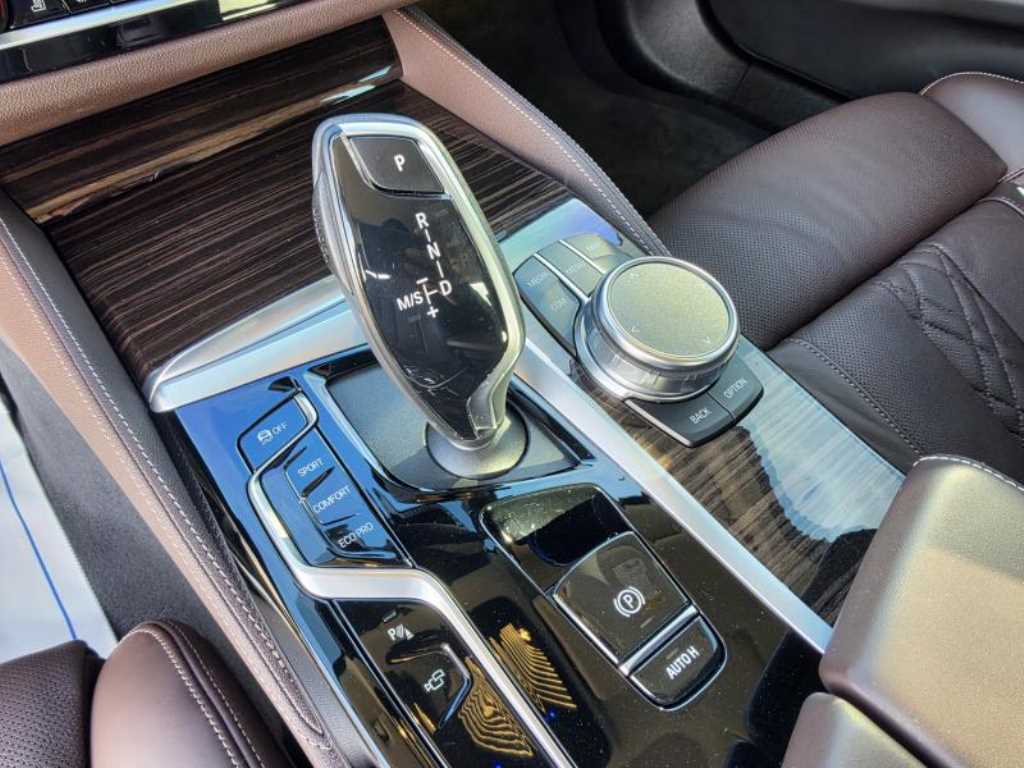 BMW 5-Series — photo 10