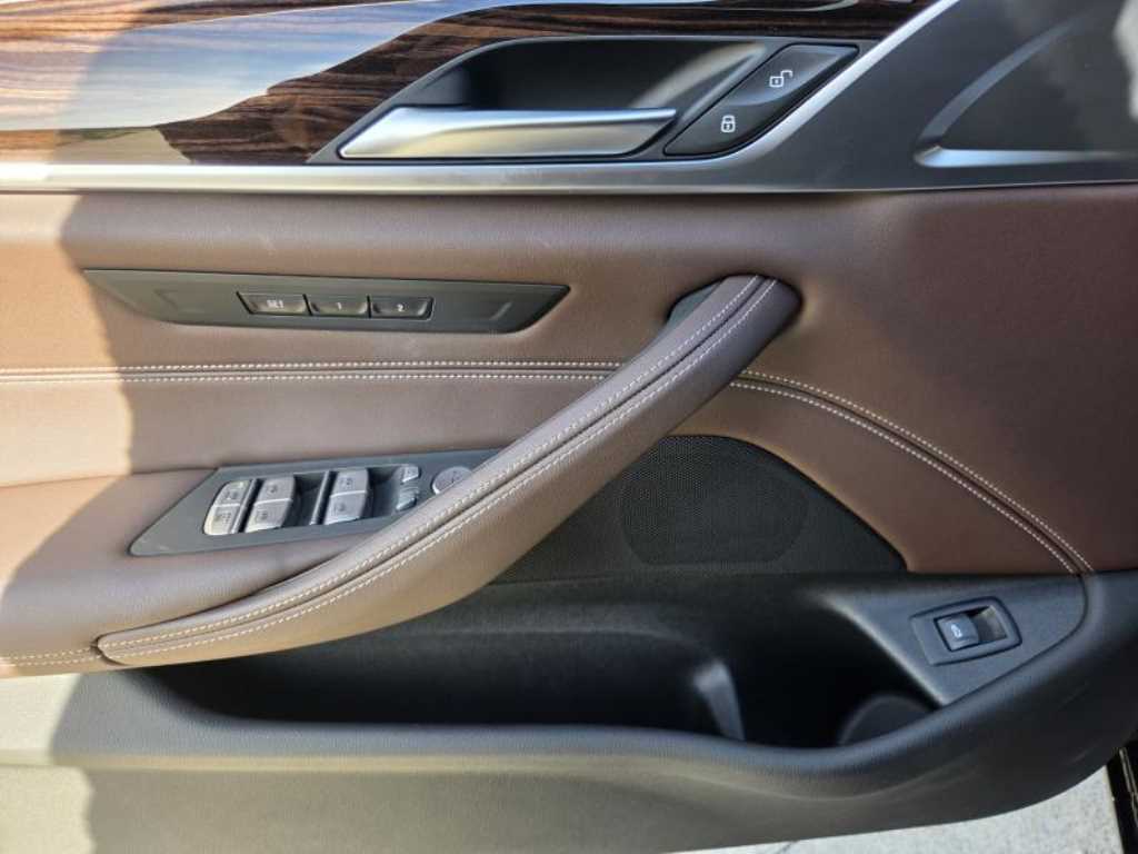BMW 5-Series — photo 12