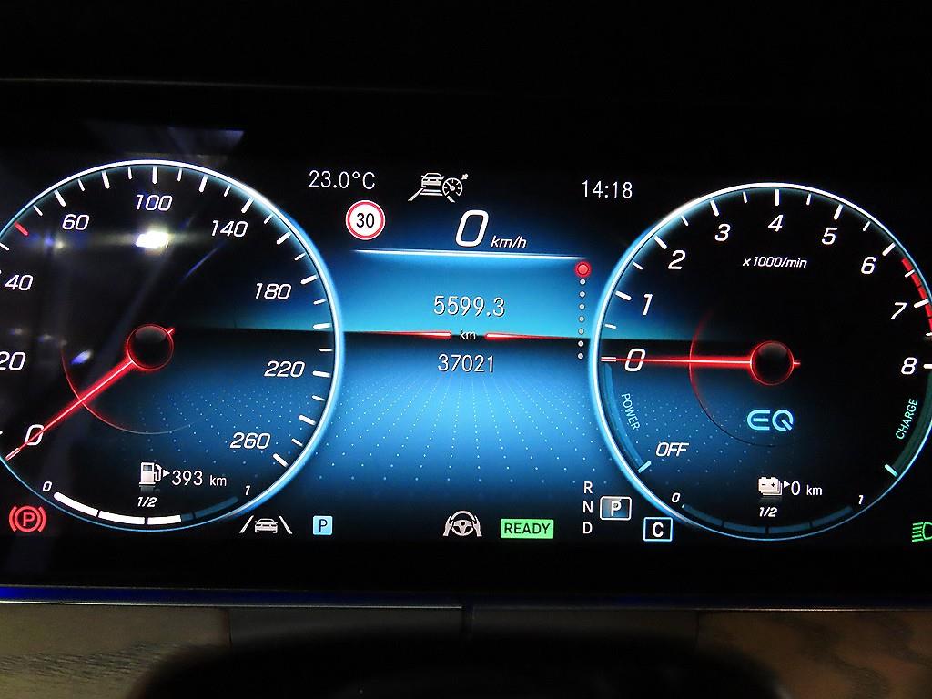 Mercedes-Benz E-Class — photo 09