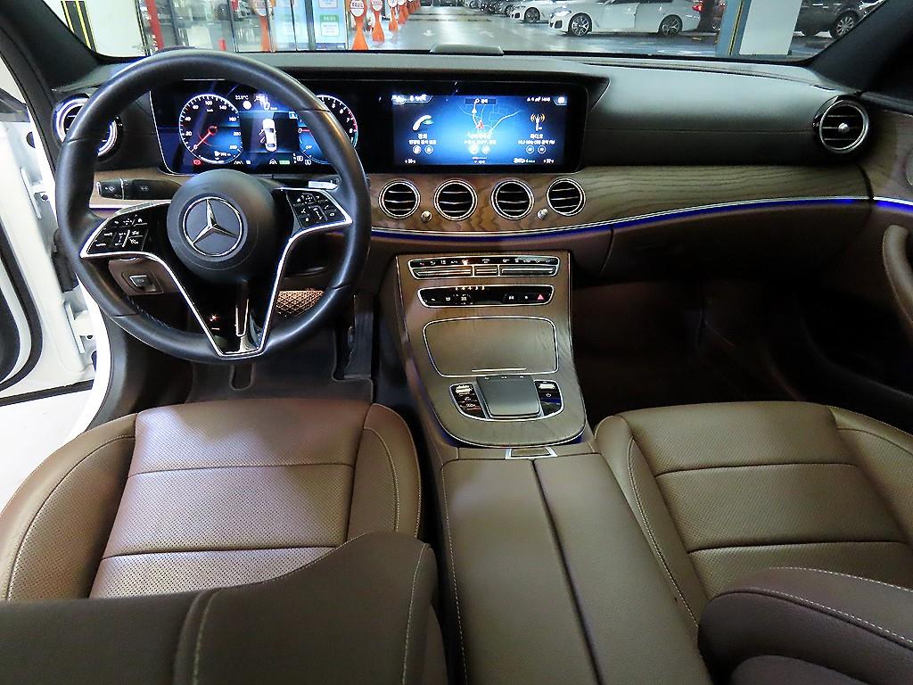 Mercedes-Benz E-Class — photo 10