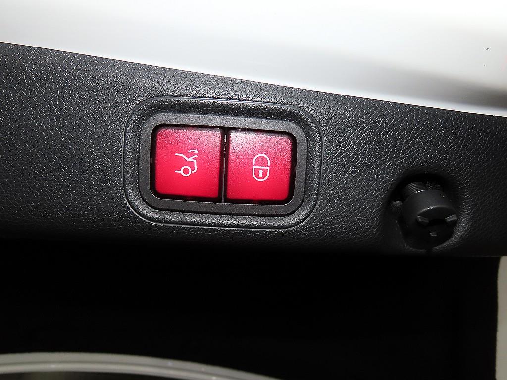 Mercedes-Benz E-Class — photo 16