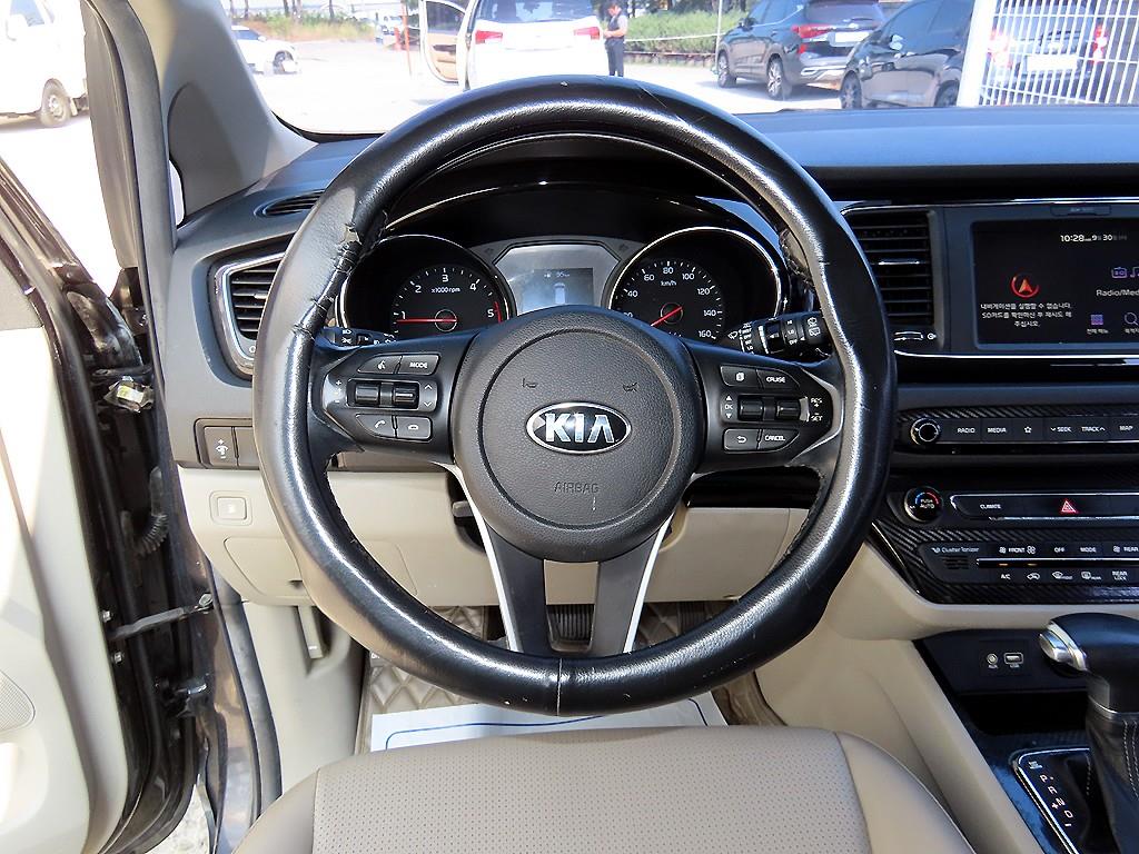 Kia Carnival — photo 09