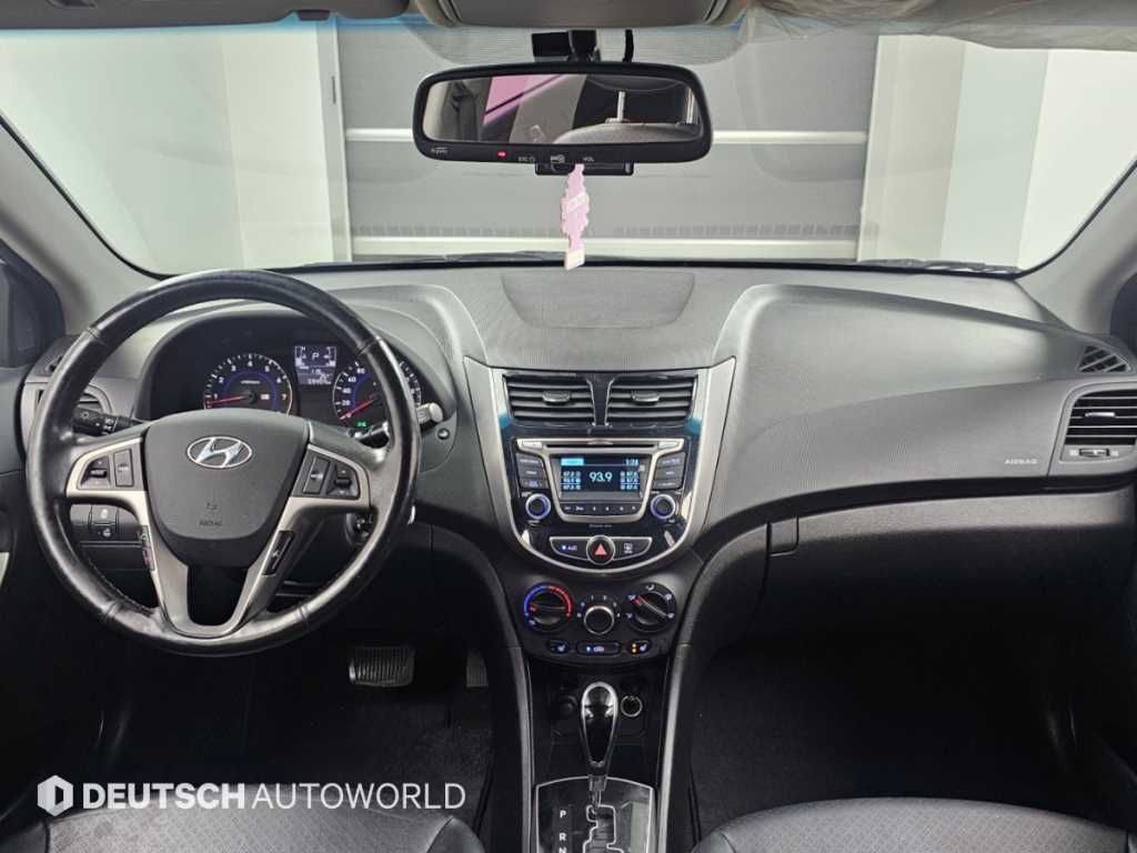 Hyundai Accent — photo 07