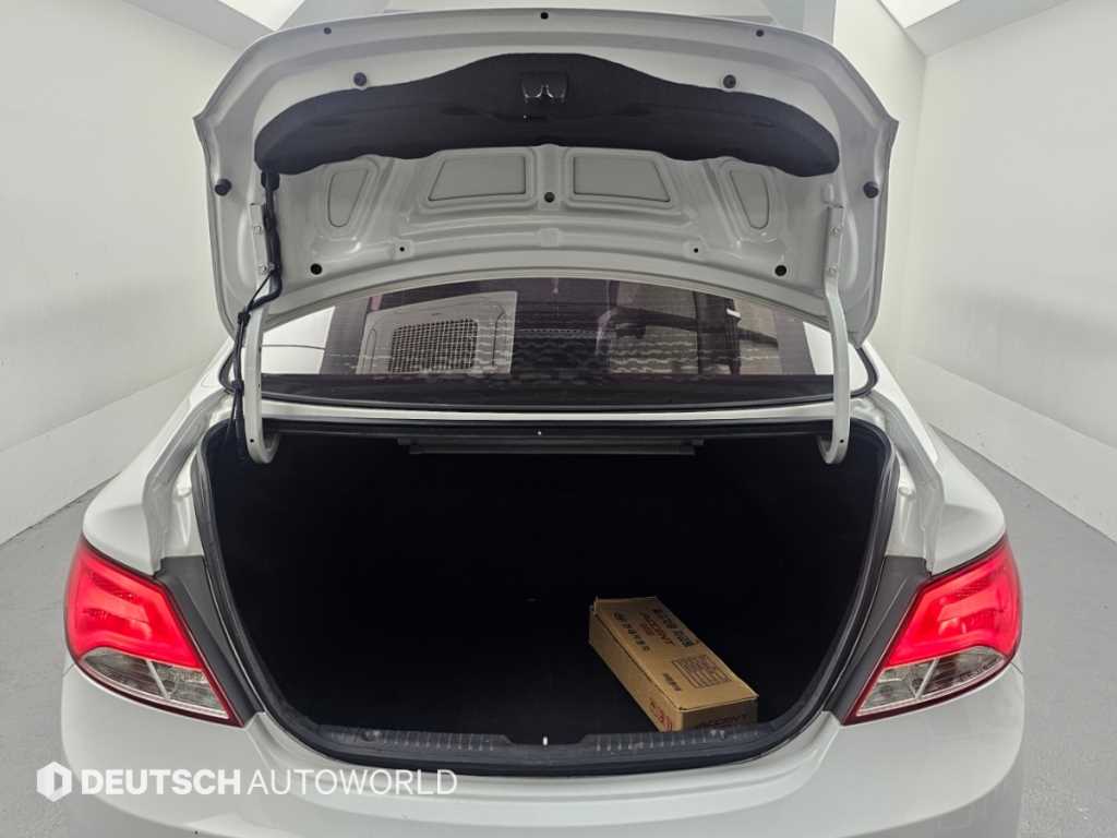 Hyundai Accent — photo 19