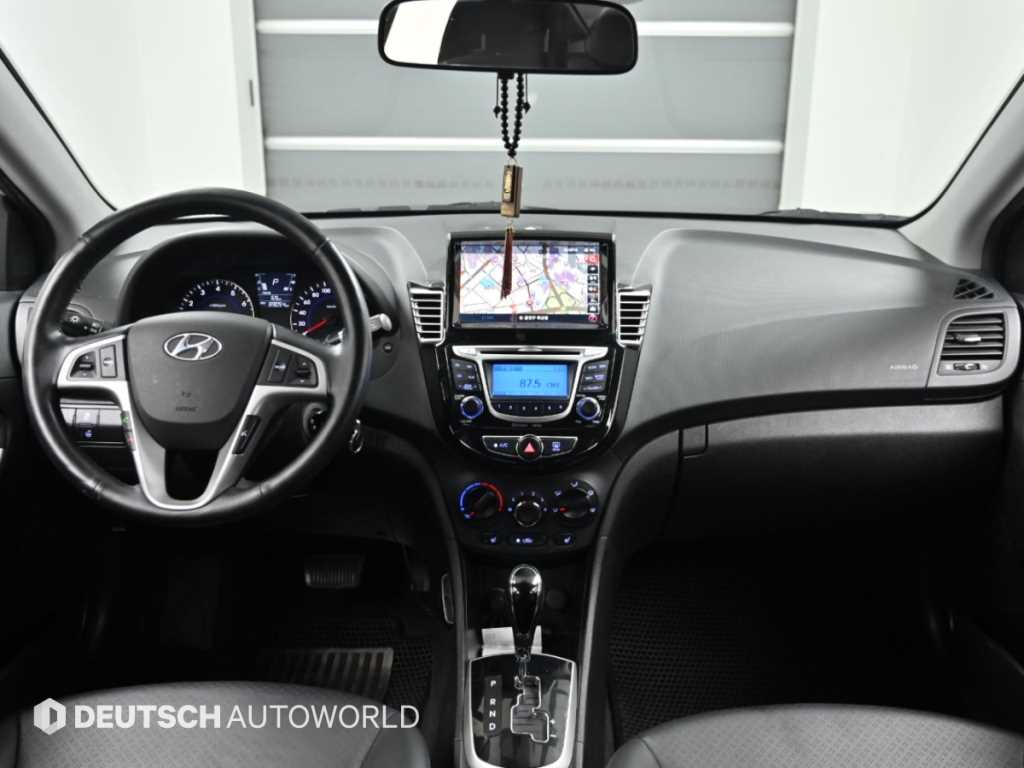 Hyundai Accent — photo 07