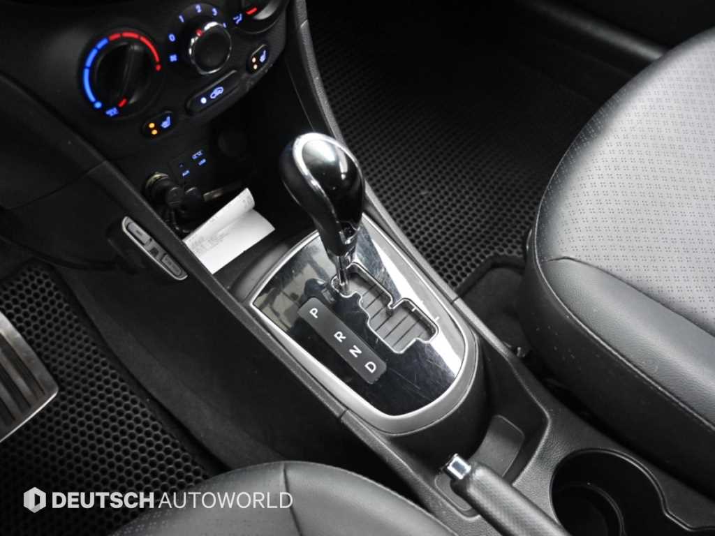 Hyundai Accent — photo 09